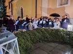 Molitva i obred paljenja prve svijeće na adventskom vijencu ispred varaždinske katedrale